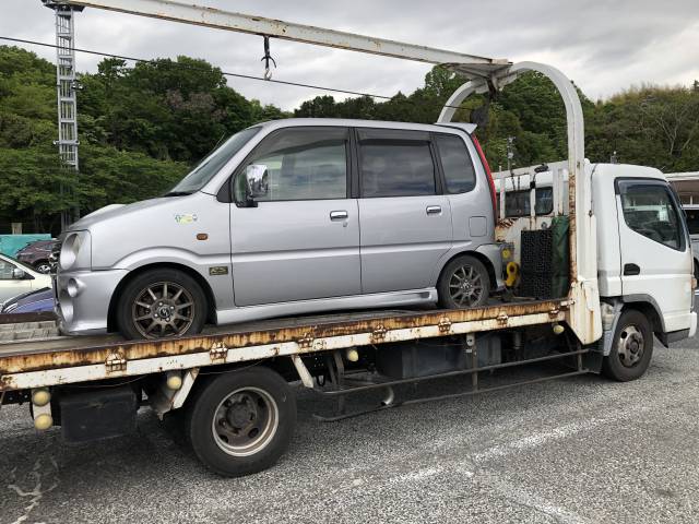 コンビニ駐車場の故障車