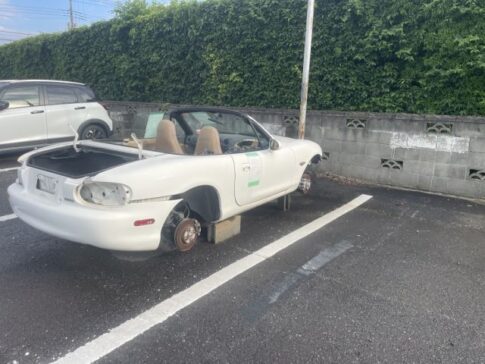 パーツの盗まれた放置車両