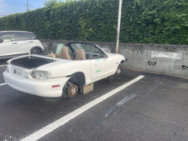 パーツの盗まれた放置車両