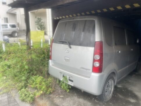 パンクの軽自動車